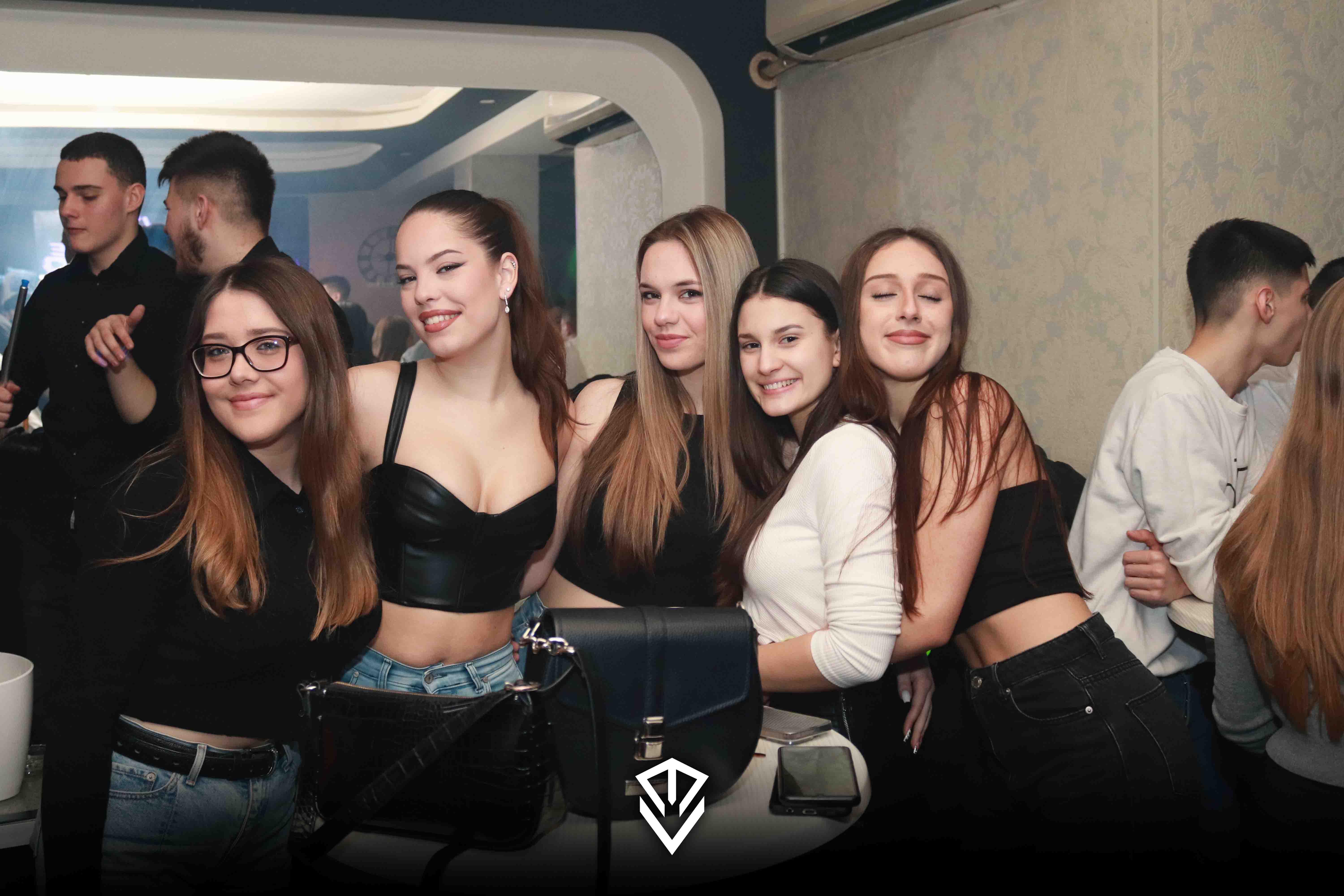 Grupna fotografija u noćnom klubu